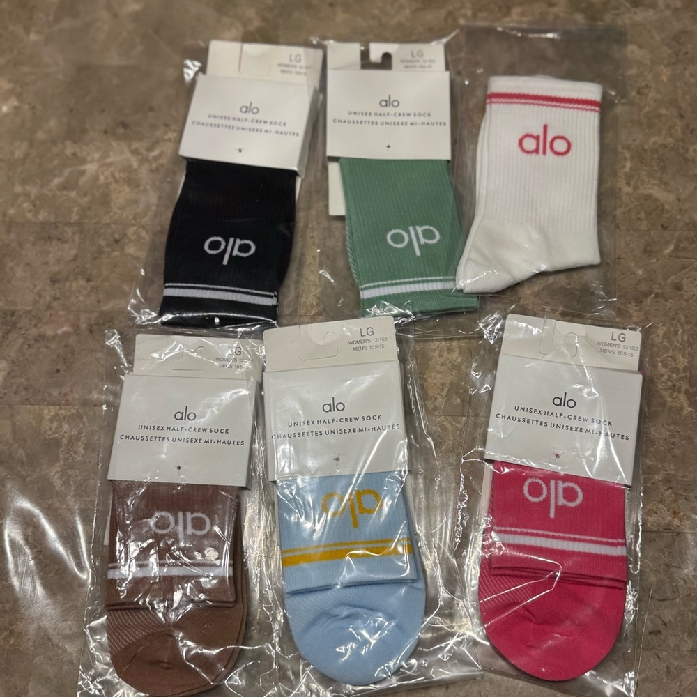 New Women’s Alo Socks
New with tags in its packaging 
6 pairs 
Fits sizes 6-11 - Picture 4 of 4